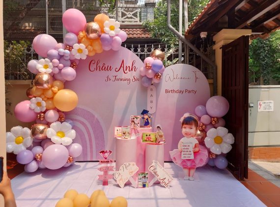 Trang trí sinh nhật tone hồng ngọt ngào cho bé Châu Anh