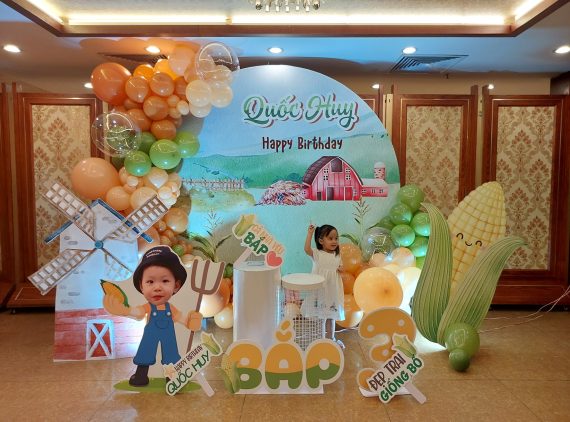 Trang trí sinh nhật cho bé Quốc Huy chủ đề nông trại bắp